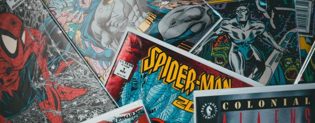 Mesa con una colección de cómics de Marvel y DC, que muestra una variada gama de superhéroes e historias.